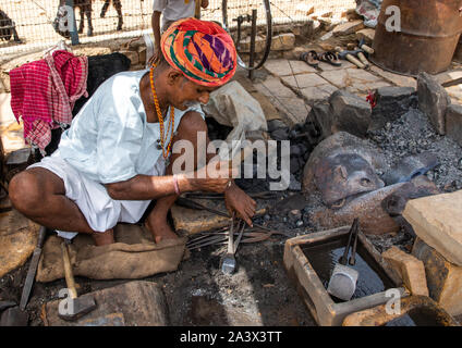 Indische schmied Metall am Arbeitsplatz, Rajasthan, Jaisalmer, Indien Stockfoto