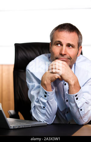 Positive senior Office Manager denken. Stockfoto