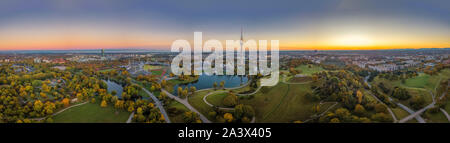 Beeindruckend der Blick über München bei Sonnenuntergang mit den Olympischen Park. Stockfoto