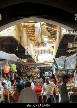 MYSURU (MYSORE), Karnataka/Indien - vom 13. Februar 2018: Besetzt Devaraja market, überdachte Fläche, in der Stadt Mysore. Stockfoto