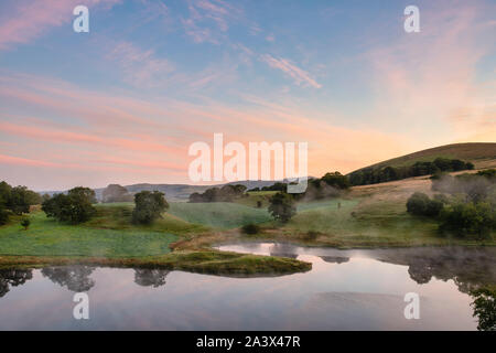 Am frühen Morgen Nebel über Morton Loch bei Sonnenaufgang im September. Dumfries und Galloway, Scottish Borders, Schottland Stockfoto