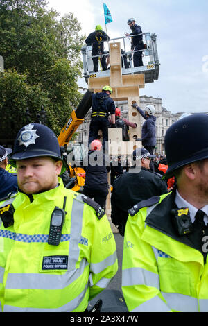 Trafalgar Square, London, UK. 10. Oktober 2019. Aussterben rebellion Klimawandel Demonstranten in der Nähe der Straßen in der Gegend von Westminster. Quelle: Matthew Chattle/Alamy leben Nachrichten Stockfoto