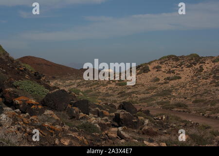 Blick auf den Leuchtturm von Punta Martino auf der Insel Lobos und Fuerteventura Stockfoto