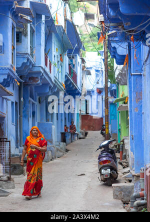 Rajasthani Frau in traditionellen Sari in der blauen Häuser, Rajasthan, Bundi, Indien Stockfoto