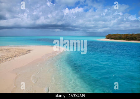 Kanal zwischen Ouvea und Mouli Inseln fließen in den Ouvea Lagune, Loyalty Islands, New Caledonia. Die Lagune wurde als UNESCO-Weltkulturerbe Stockfoto