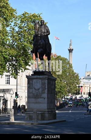 Westminster. Vereinigtes Königreich. 10. Oktober 2019. Eine Statue von Feldmarschall Douglas Haig, 1st Earl Haig, KT, GCB, OM, GCVO, Kcie auf seinem Pferd in Whitehall. London. Vereinigtes Königreich. Kredit Garry Bowden / Sport in Bildern/Alamy Leben Nachrichten. Stockfoto