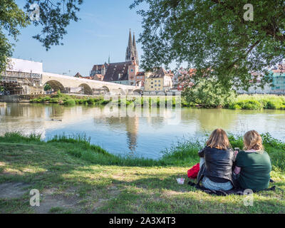Studenten an der Donau in Regensburg sitzen Stockfoto