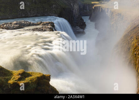 Gullfoss Wasserfall nahe an einem sonnigen Tag, Island Stockfoto