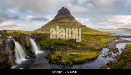 Mt. Kirkjufell & Kirkjufellsfoss in Grundarfjordur - Die kultigsten Berg in Snaefellsnes, Island Stockfoto