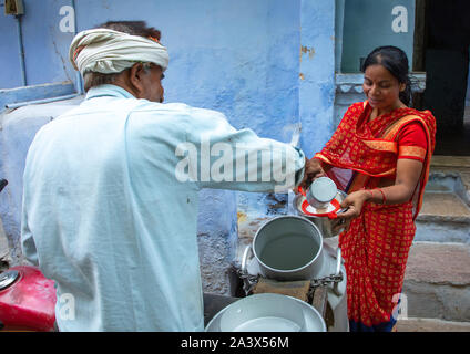 Inder liefern frische Milch von Tür zu Tür mit seinem Motorrad, Rajasthan, Bundi, Indien Stockfoto