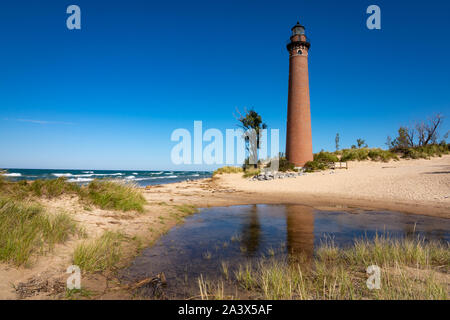 Wenig Sable Point Lighthouse auf einem schönen Herbst am Nachmittag. Michigan, USA Stockfoto