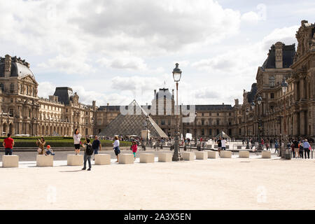 Den Ehrenhof (Cour Napoleon) des Louvre Museum, mit der Pyramide entworfen von I.M. Pei, in Paris, Frankreich. Stockfoto