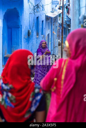 Rajasthani Frauen vor der alten blauen Häuser, Rajasthan, Bundi, Indien Stockfoto