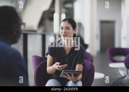 Geschäftsfrau mit einem digitalen Tablet in einer Besprechung Stockfoto