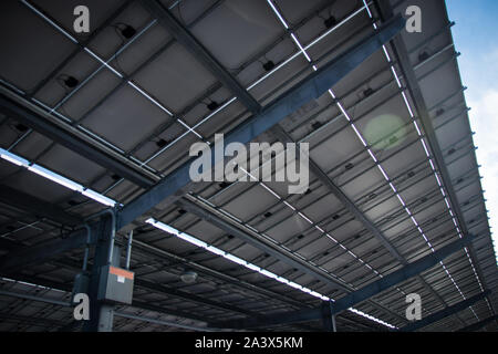 Solar-Photovoltaikanlagen, -Leitungen und -Drähte sammeln Strom gegen den blauen Himmel. Stockfoto