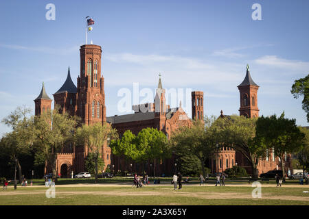 Smithsonian Institution Building and Castle - ein weiter Blick auf das historische Gebäude aus Sandstein von der National Mall. Stockfoto