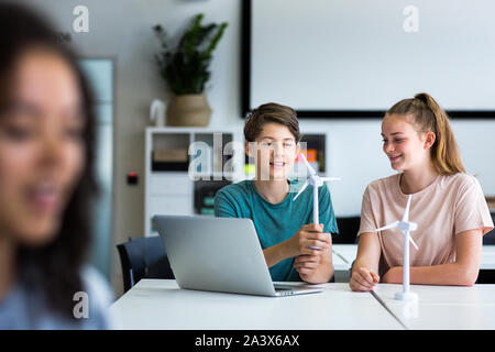 High School Studenten erneuerbare Energie Stockfoto