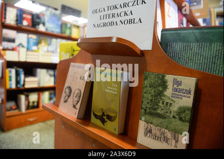 Oktober 10, 2019, Krakau, Polen: Bücher aus der polnischen Autorin Olga Tokarczuk für Verkauf an Book Store.. Polens Olga Tokarczuk und Österreichs Peter Handke gewinnen Nobelpreis in Literatur für 2018 und 2019 nach einem Skandal in der Schwedischen Akademie, die im vergangenen Jahr € ™ s Award verschoben wird. (Bild: © Omar Marques/SOPA Bilder über ZUMA Draht) Stockfoto