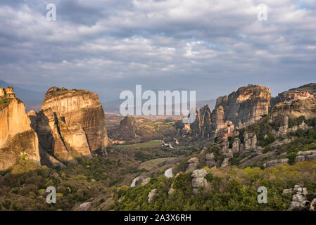 Blick auf Meteora einem bewölkten Morgen Stockfoto