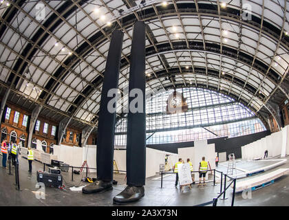 Ein paar riesige Beine als "heimliche" Messung über 10 Meter in der Höhe bekannt sind, errichtet an der Aviva Investors Manchester Art Fair an der Manchester Central über 11.-13. Oktober 2019. Die Beine sind die Arbeit der 23 Jahre alte Manchester School of Art graduate Millie Sansom. Stockfoto