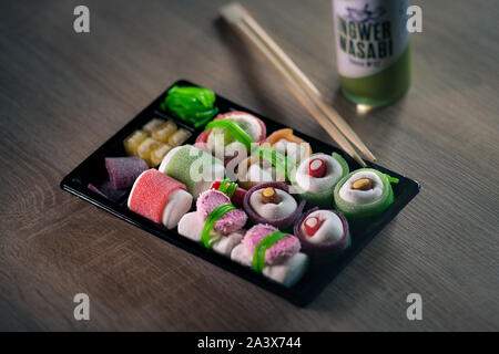 Sushis aus Süßigkeiten in einem bento box Stockfoto