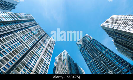 Ho Chi Minh, Vietnam - 27. September 2019: Vinhome Immobilien- Central Park im Bezirk 2. Die Entwickler für das Projekt ist Vingroup. Low Angle View. Stockfoto