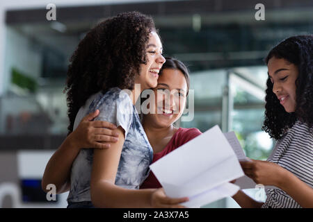 Weibliche High School Studenten öffnen ihre Prüfungsergebnisse Stockfoto