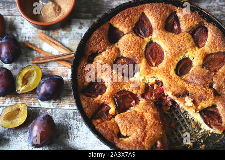 Hausgemachte Pflaumenkuchen. Herbst Pflaumenkuchen. New York Times Rezept Pflaumenkuchen. Stockfoto