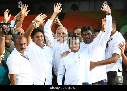 Colombo, Sri Lanka. 10 Okt, 2019. Präsidentschaftskandidat von Sri Lanka Regierungspartei Sajith Premadasa (L) und Premierminister Ranil Wickeremesinghe (C) Welle zu Unterstützer während ihrer ersten Wahlkampf Rallye in Colombo, Sri Lanka, Donnerstag, Oktober. 10, 2019. Credit: Pradeep Dambarage/ZUMA Draht/Alamy leben Nachrichten Stockfoto