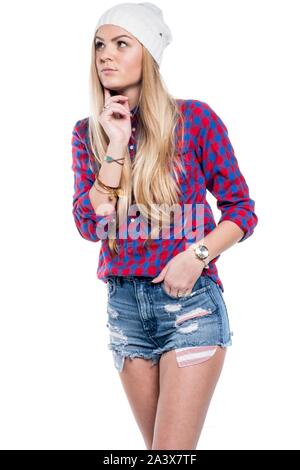 Junge blonde Frau mit langen Haaren tragen Flanellhemd Hose und Mütze. Hipsest Stil. Stockfoto