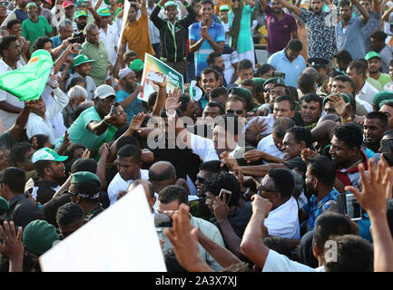 Colombo, Sri Lanka. 10 Okt, 2019. Der Präsidentschaftskandidat der Regierungspartei in Sri Lanka Premadasa Sajith wave Anhängern während ihrer ersten Wahlkampf Rallye in Colombo, Sri Lanka, Donnerstag, Oktober. 10, 2019. Credit: Pradeep Dambarage/ZUMA Draht/Alamy leben Nachrichten Stockfoto