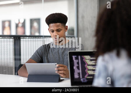 African American männliche Kursteilnehmer Kodierung in der Klasse Stockfoto