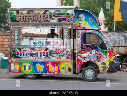 Eis und Säfte bunten Lkw, Rajasthan, Bikaner, Indien Stockfoto