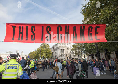 Westminster, London, Großbritannien. 10. Oktober 2019. Umweltaktivisten Aussterben Rebellion haben zwei Wochen Proteste vom 7. bis 20. Oktober in und um London begann gegen den Klimawandel zu demonstrieren. Die Demonstranten auf dem Trafalgar Square fordern entschlossenes Handeln der Regierung des Vereinigten Königreichs auf der globalen ökologischen Krise.