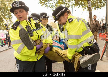 Trafalgar Square, London, UK. 10.Oktober 2019. Szenen rund um Trafalgar Square als das Aussterben rebellion Protest seiner vierten Tag betritt. Penelope Barritt/Alamy leben Nachrichten Stockfoto