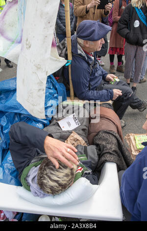 Westminster, London, Großbritannien. 10. Oktober 2019. Umweltaktivisten Aussterben Rebellion haben zwei Wochen Proteste vom 7. bis 20. Oktober in und um London begann gegen den Klimawandel zu demonstrieren. Die Demonstranten auf dem Trafalgar Square fordern entschlossenes Handeln der Regierung des Vereinigten Königreichs auf der globalen ökologischen Krise. Stockfoto