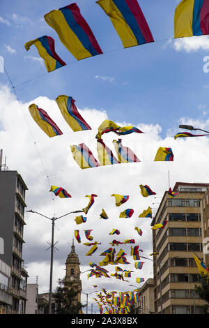 Colobian Flaggen unter blauem Himmel in Bogota, Kolumbien Stockfoto