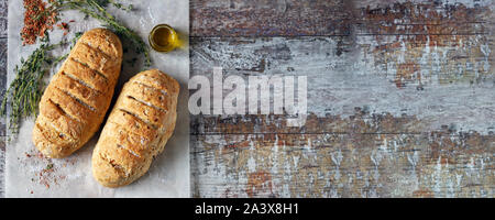 Hausgemachte italienische Brot mit Kräutern und Gewürzen. Selektive konzentrieren. Makro. Stockfoto