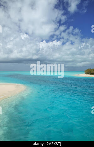 Kanal zwischen Ouvea und Mouli Inseln fließen in den Ouvea Lagune, Loyalty Islands, New Caledonia. Die Lagune wurde als UNESCO-Weltkulturerbe Stockfoto