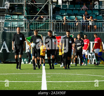 10. Oktober 2019; Langley Park, Perth, Western Australia, Australien; Welt Mini Football Federation World Cup Halbfinale; Ungarn gegen Brasilien, die Schiedsrichter ihren Weg auf den Rasen - Redaktionelle Verwendung Stockfoto