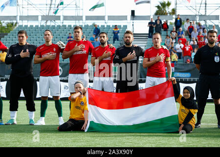 10. Oktober 2019; Langley Park, Perth, Western Australia, Australien; Welt Mini Football Federation World Cup Halbfinale; Ungarn gegen Brasilien, Ungarn Spieler richten für die Nationalhymne - Redaktionelle Verwendung Stockfoto