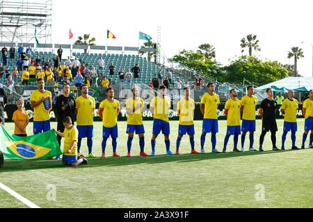 10. Oktober 2019; Langley Park, Perth, Western Australia, Australien; Welt Mini Football Federation World Cup Halbfinale; Ungarn gegen Brasilien, Brasilien Spieler richten für die Nationalhymne - Redaktionelle Verwendung Stockfoto