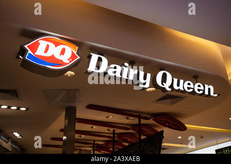 Amerikanische Kette von Eis und Fast-Food-Restaurants, Dairy Queen, oder DQ, Logo in Shenzhen gesehen. Stockfoto