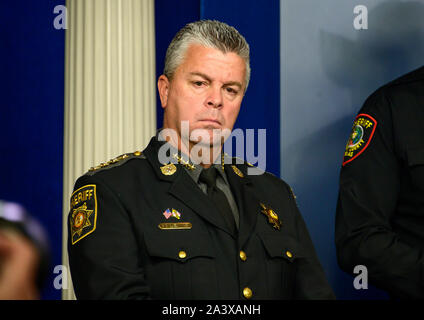 Polizeichef Michael A. Lewis von Wicomico County, Maryland, hört als geschäftsführender Direktor der United States Einwanderungs- und Zollbehörden (ICE) Matthäus Albence Schriftsatz Reporter im Brady Briefing Room des Weißen Hauses in Washington, DC am Donnerstag, den 10. Oktober 2019. Quelle: Ron Sachs/CNP/MediaPunch Stockfoto