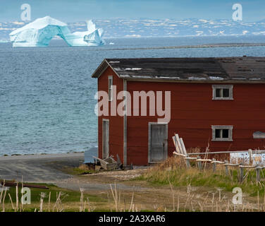 Eisberg auf der Grünen Insel Bucht mit Red Barn im Vordergrund, Neufundland Stockfoto