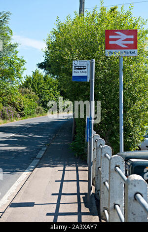 Bus- und Bahnhof Zeichen an der Wickham Markt Bahnhof, Suffolk UK Stockfoto