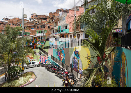 MEDELLIN, Kolumbien - 12. SEPTEMBER 2019: Street Art von Comuna 13 in Medellin, Kolumbien. Einmal als Colombias gefährlichsten Barrio bekannt, heute Graffiti