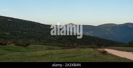 Riesengebirge Landschaft mit höchsten Snezka Hill aus Wanderweg zwischen Pramen Labe und Ceska budka in der Tschechischen Republik im Sommer Abend mit Stockfoto