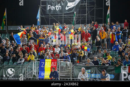 10. Oktober 2019; Langley Park, Perth, Western Australia, Australien; Welt Mini Football Federation World Cup Halbfinale ; Rumänien im Vergleich zu Mexiko, rumänischen Fans jubeln für Ihr Team - Redaktionelle Verwendung Stockfoto