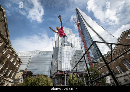 Die städtische Spielplatz Team durchführen' Zoo Menschen' in Guy's Hof, London Bridge, für Dance Umbrella 2019. London, Großbritannien. Stockfoto